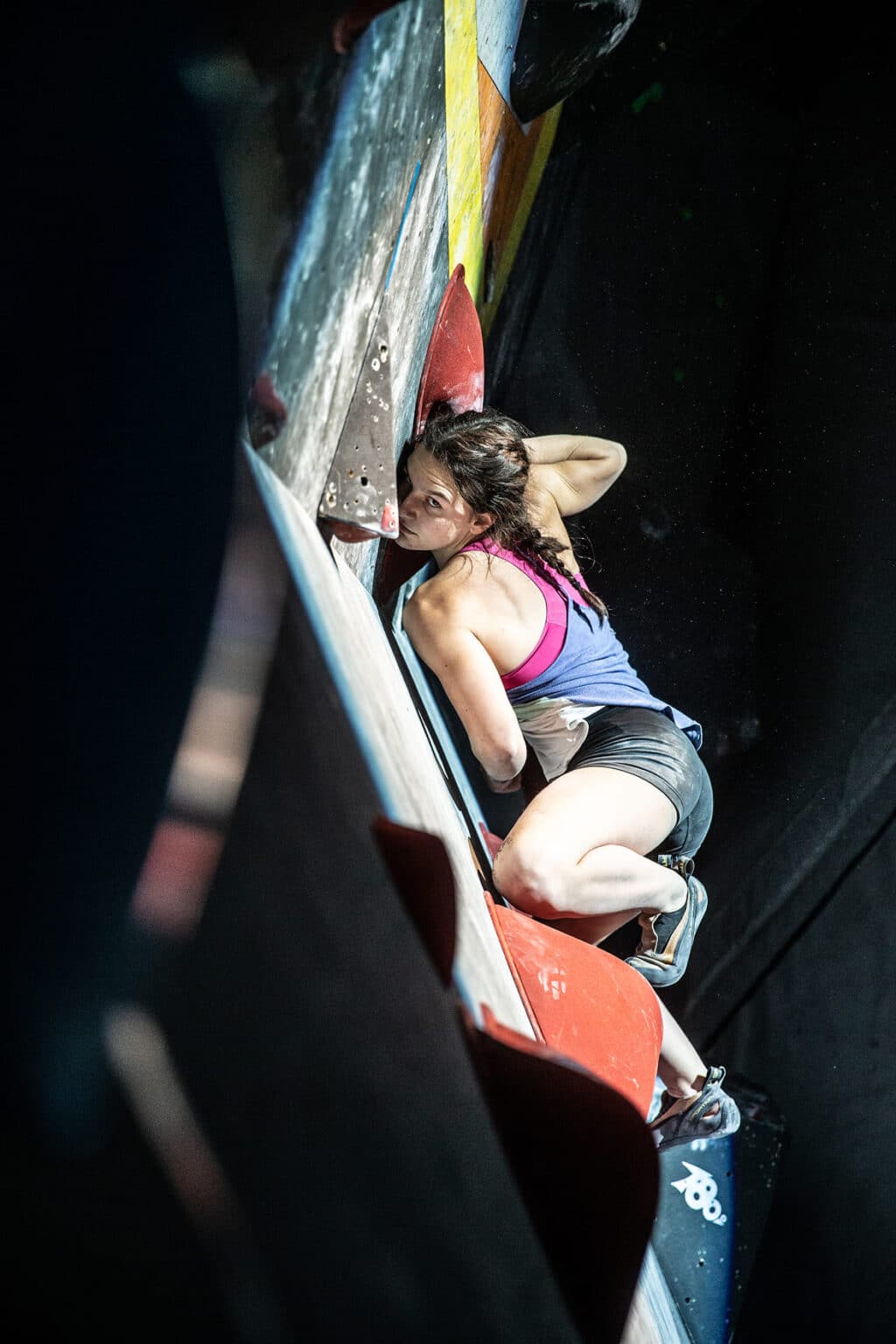Fille entrain d'escalader dans la salle d'escalade la o escalade Toulouse